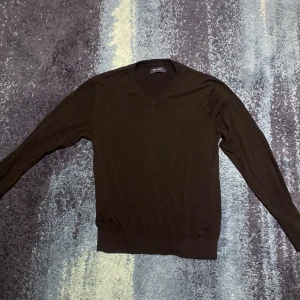 Riley tröja - En stickad tröja från Riley. Skick 8/10 knappt använd. Skriv vid minsta fundering 