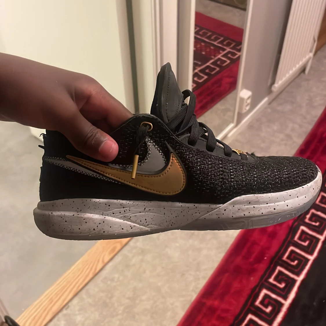 Svarta och guldiga Nike sneakers - 91