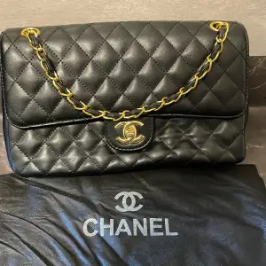 Svart stil ren Chanel väska, klassisk design, kan tänka mig att sänka pris vid snabb affär