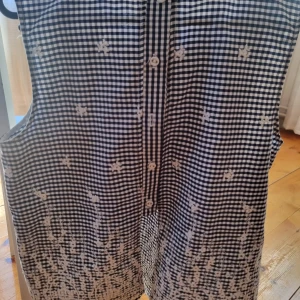 blus med brodering från zara - Jättefint skick. Storlek S. 