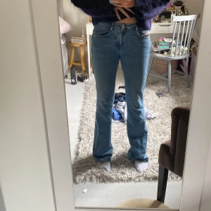 Diesel jeans - Säljer dessa diesel jeans då de inte passar mig längre. Jag är 178 lång och det är storlek W26 och längd 32 och de är långa på mig som ni kan se. Nypris är 1800kr och pris kan diskuteras❤️ Hör av er vid frågor! Knappt använda🥰