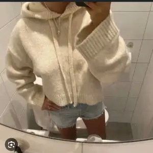 Intressekoll på denna superfina stickade hoodie från zara, storlek M/L men sitter som en s💕lånade bilder