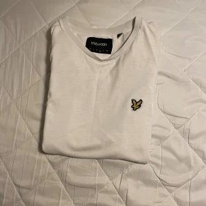 Lyle & Scott tröja - En fin Lyle & Scott långarmad tröja! storlek L Litet hål vid armen (syns på bild)