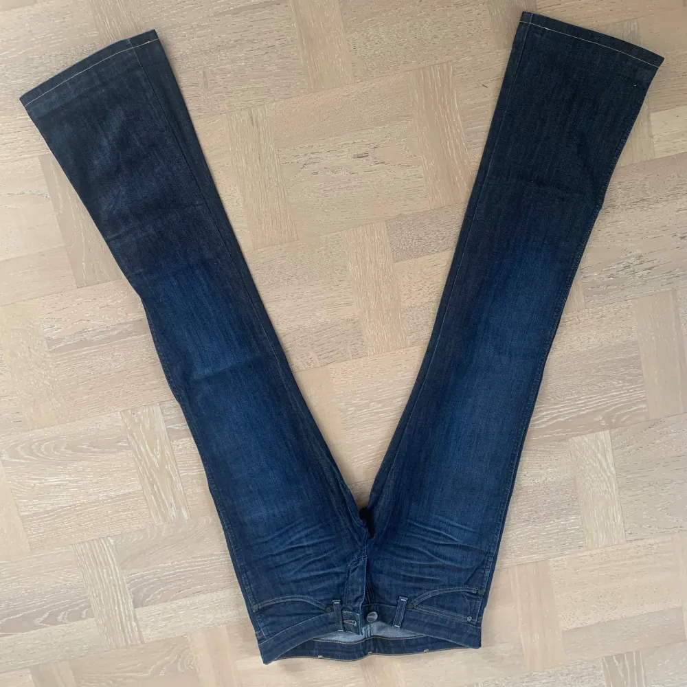 As snygga lågmidjade bootcut Wrangler jeans! Midjemått rakt över: 39cm. Innerbensläng: 78cm ❤️ om ni behöver mer information kontakta mig gärna privat ❤️❤️. Farkut & Housut.