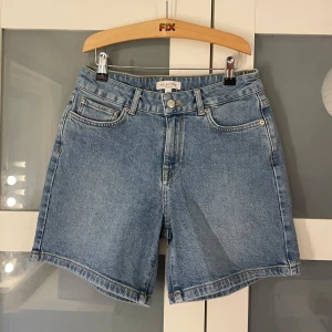 Jeansshorts  - Snygga jeansshorts, aldrig använda-> nyskick!