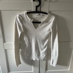 Nakd topp - Snygg tröja med v urringning. Knappt använt, i jättebra skick! Storlek xs