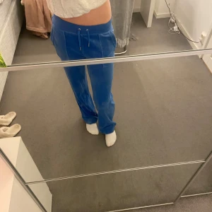 Juice couture byxor - Jätte fina juicy byxor i jätte fint skick  Jag har sttt upp byxorna men det ser exakt likadant ut som om man inte sytt upp dom Dom passar nån som är ca 164-156 cm Pris kan diskuteras 