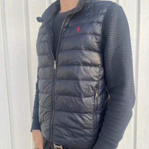 Ralph laurent väst - Tja! Säljer nu min Ralph Laurent väst i storlek S. Riktigt snygg och sitter bra på mig som är 182cm. Inköpt förra hösten men är fortfarande i riktigt bra skick. Kom privat för frågor eller fler bilder.