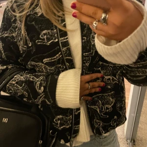 Leopard jacka från hm - Säljer denna svinsnygga jacka med leoparder på🐆 Ursprungligen från hm men finns inte att få tag i längre Strl 40 men sitter som 36/38