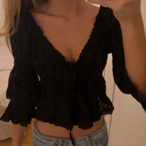 Svart blus - Såå söt svart topp med fina detaljer💕