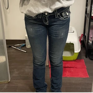 True religion jeans - Säljer mina skitcoola true religion jeans då det tyvärr är snäppet för stora och därav inte kommer till användning🥲 dom är w25 och passar bog en normal xs eller möjligtvis liten s. Dom är bootcut och har vita kontrastsömmar samt ”glitterstenar” fram och på bakfickorna. Kan skicka mer bilder vid intresse. Då de vart lite långa för mig så är de liiite slitna i nederkanterna av benen men i övrigt perfekt skick!! Pris prutat och klart☺️