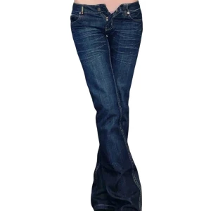 Vintage utsvängda jeans - Jättesnygga mörkblåa jeans i nyskick med lappar kvar från musketeer, står strl W30 men skulle säga det är mer som en mindre S💓 (första bilden dagsljus, tredje inne)// midja rakt över: 35cm Innerbenslängd: 80cm ytterbenslängd: 101,5cm grenhöjd: 18cm