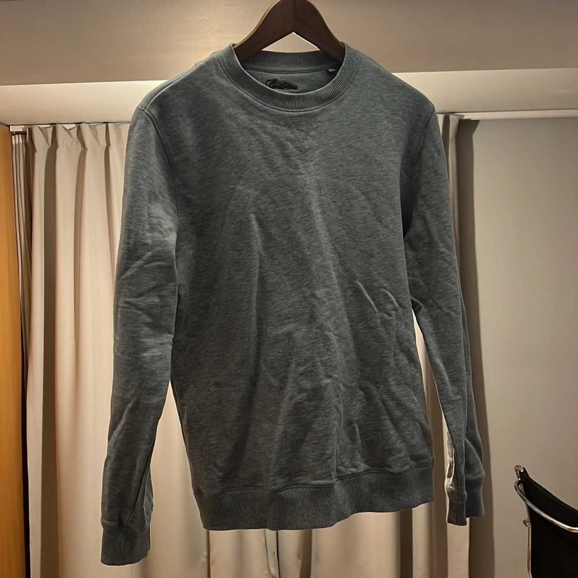 Grå sweatshirt från Gildan