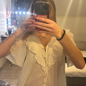 Zara blus volang  - Säljer denna trendiga blus från Zara då den inte används längre, använd vid 4 tillfällen💛storlek S