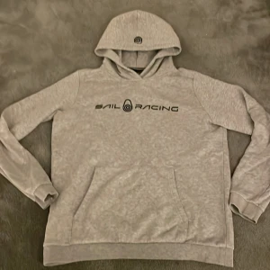 Grå hoodie från Sail Racing.  - Säljer en grå sail racing hoodie, den är andvänd fåtal gånger.