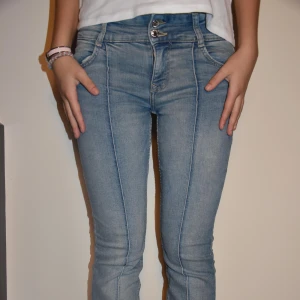 Lowaist bootcut jeans   - Säljer dom här jättesnyggs jeansen då dom tyvärr är lite förkortat på mig. Jeansen har innebredslängd: 77cm och över midjan: 36cm. Modellen är 175cm och är på gränsen till förkortta. 💛