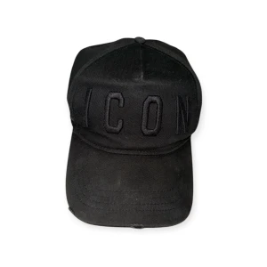 Svart keps från Dsquared2 - Äkta snygg svart keps från Dsquared2 med den inoniska texten 'ICON' broderad framtill. Justerbar rem baktill för perfekt passform. Perfekt för en stilren look.                                                   Nypris: cirka 1500 Mitt pris: 300