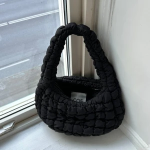 COS Quilted Mini Bag - Väska från COS. Använd 1 gång. Finns ett innerfack med blixtlås.