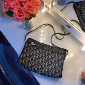 Dior väska - Hjälper min mamma att sälja sin Vintage Dior väska som hon köpt nån gång före 2000-talet😊Den är försiktigt använd och i fint vintage skick trots sin ålder😊
