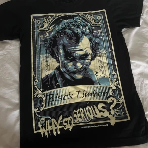 Svart t-shirt med tryck från Black Timber - T-shirten köpte jag för 150kr men har ej kommit till användning. T-shirten har ett tjockt tyg med bra kvalitet💕