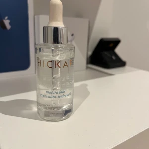 Niagara Falls Serum från Hickap - Säljer ett återfuktande serum från Hickap med pipett. Perfekt för alla hudtyper och ger en fräsch känsla. Flaskan är genomskinlig med silverdetaljer och rymmer 30 ml. Använd fåtal gånger.
