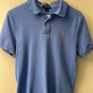 Blå piké från Polo Ralph Lauren - Skön blå piké från Polo Ralph Lauren. Strl XL i barnstorlek som motsvarar S nästan exakt. Inga defekter.
