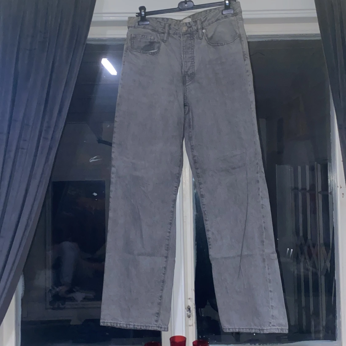 Grå jeans från Ginatricot - 4