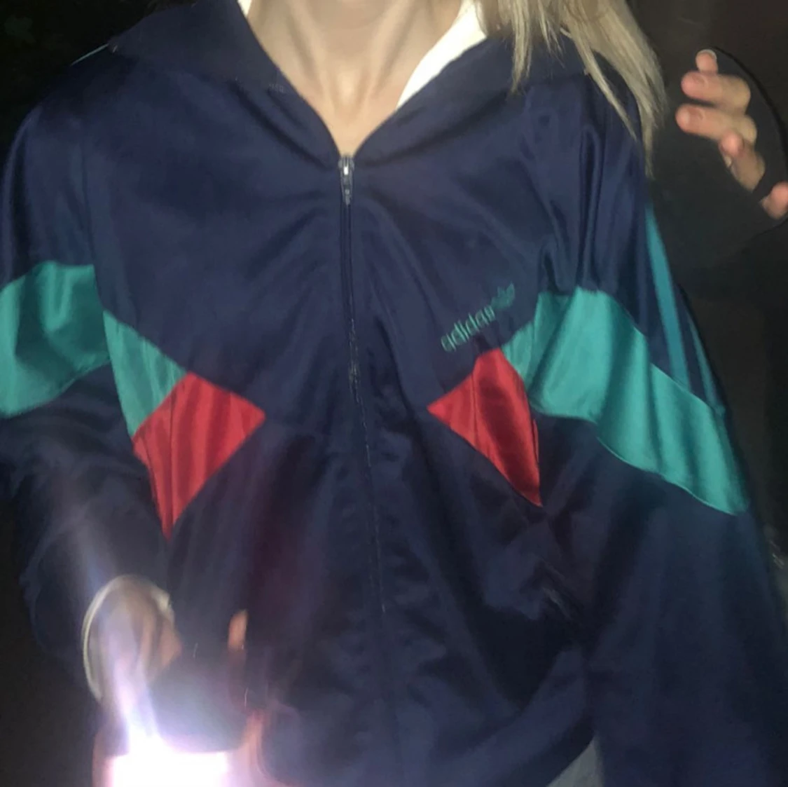 Blå vindjacka från Adidas