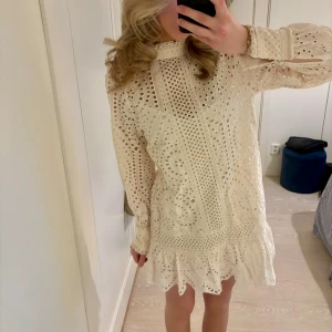 Hålbroderad klänning  - Superfin hålbroderad klänning från h&m, perfekt som studentklänning eller midsommarklänning😍 använd en gång 