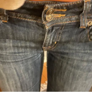 Lågmidjade jeans  - Säljer dess as snygga Lågmidjade jeans💕har en liten defekt som man kan se på sista bilden men verkligen inget man tänker på och går säkert att laga💗