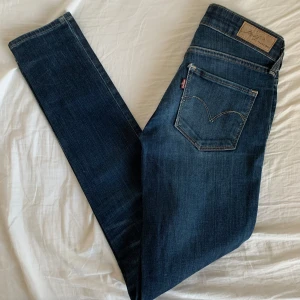 levis jeans - Äkta 2000s levis jeans! Snygga lågmidjade skinny jeans som formar sig fint efter kroppen. Säljer pga att dom är för små på mig nu. Storlek 23 vilket motsvarar xxs. Pris kan diskuteras 🌻