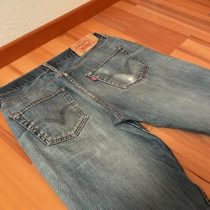 Vintage Levi's jeans 501 - Feta vintage Levis jeans 501 med coola slitningar och fade.  Riktiga storleken på byxorna är 34:34 men passar 32:33-34. Det är ett tungt material därför vid mer användning så kommer det mer fade. Skicka vid mer funderingar!