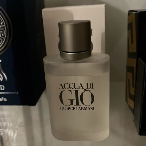 Acqua di Giò Eau de Toilette från Giorgio Armani - Ungefär 92% kvar. Säljer en flaska Acqua di Giò Eau de Toilette från Giorgio Armani. Flaskan är frostad och elegant med en stilren design. Den rymmer 50 ml av denna klassiska doft som är känd för sina fräscha och marina toner. Perfekt för den som vill ha en tidlös och uppfriskande parfym.