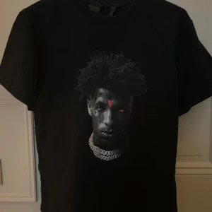 Vlone Youngboy T-shirt - En Vlone T-shirt med Youngboy på framsidan och ett stort V på baksidan. Den är i bra skick och inte så använd. Och den är i storlek S.