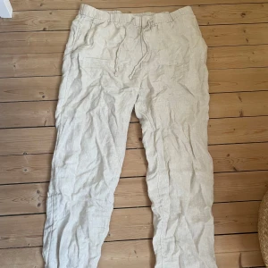 Beige linnebyxor med snörning - Bra skick förutom liten fläck vänster hörn längst upp
