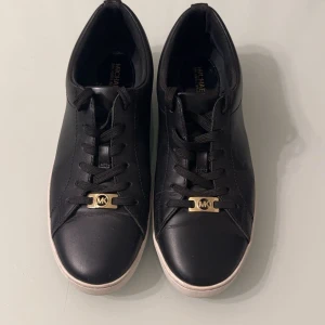 Michael Kors - Keaton Lance up sneakers strl 36 - Säljer ett par Michael kors sneakers köpta från zalando. I storlek 36 finns i Malmö annars går de att fraktas men köparen står för frakten. Ord pris 1200kr vid rabatterat pris   ☺️ 