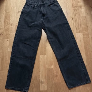 Svarta jeansbyxor från Vailent - Snygga svarta jeansbyxor från Vailent med en klassisk design. Byxorna har en baggy passform och är tillverkade i ett slitstarkt denimtyg. Perfekta för en stilren look.