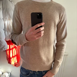 Beige tröja från J.Crew - Säljer en stilren beige tröja från J.Crew i storlek S. Den sitter gött och är helt ny. Finns inga defekter, bara å höra av dig vid funderingar