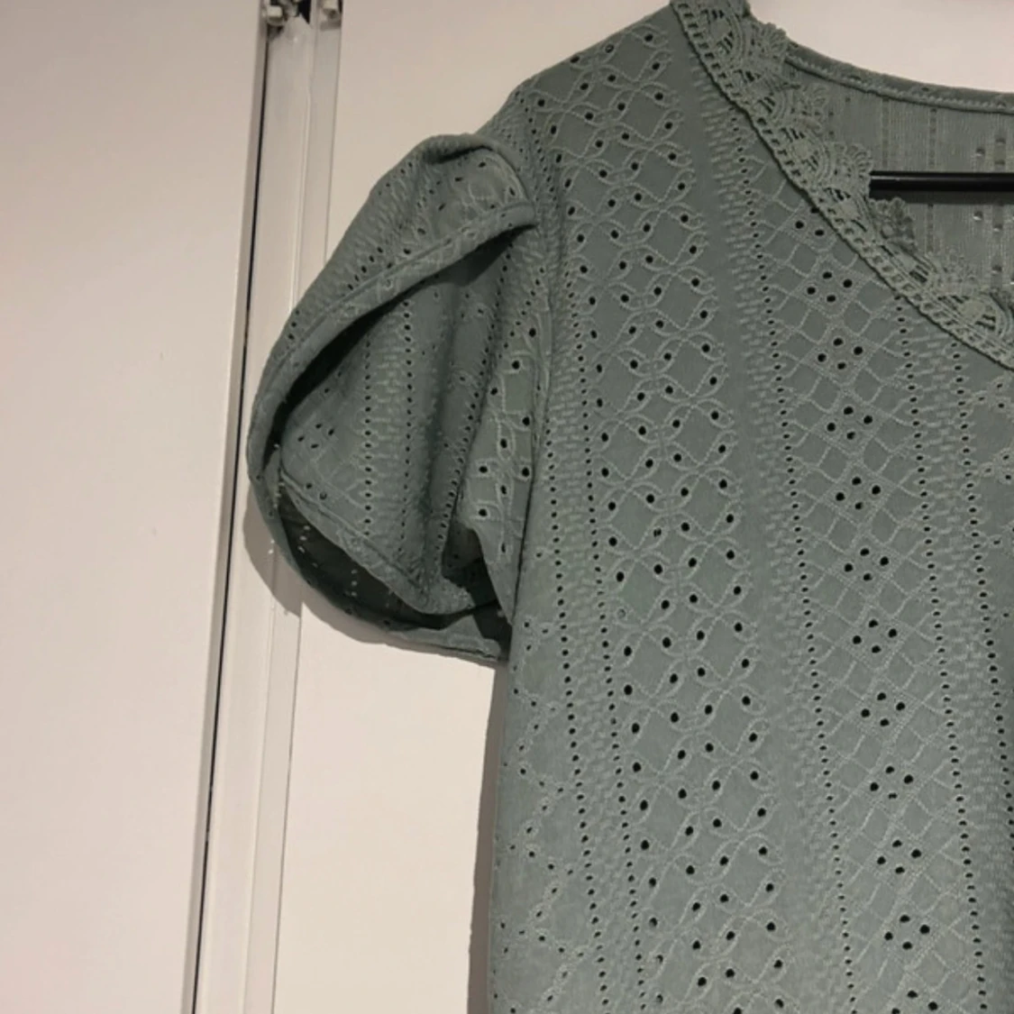 Grön blus med spetsdetaljer - 2