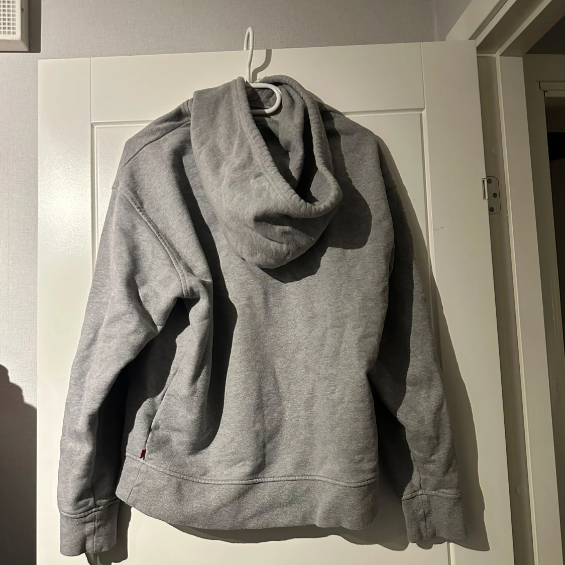 Grå hoodie från Levi's - 2