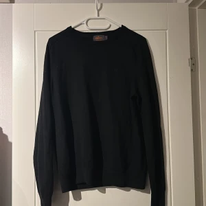 Svart tröja i merinoull från Morris - Säljer en stilren svart tröja från Morris i 100% merinoull. Storlek XL men passar S eftersom den krympt. Tröjan har en klassisk design med långa ärmar och rund halsringning. Perfekt för kyligare dagar och ger en elegant touch till din outfit.