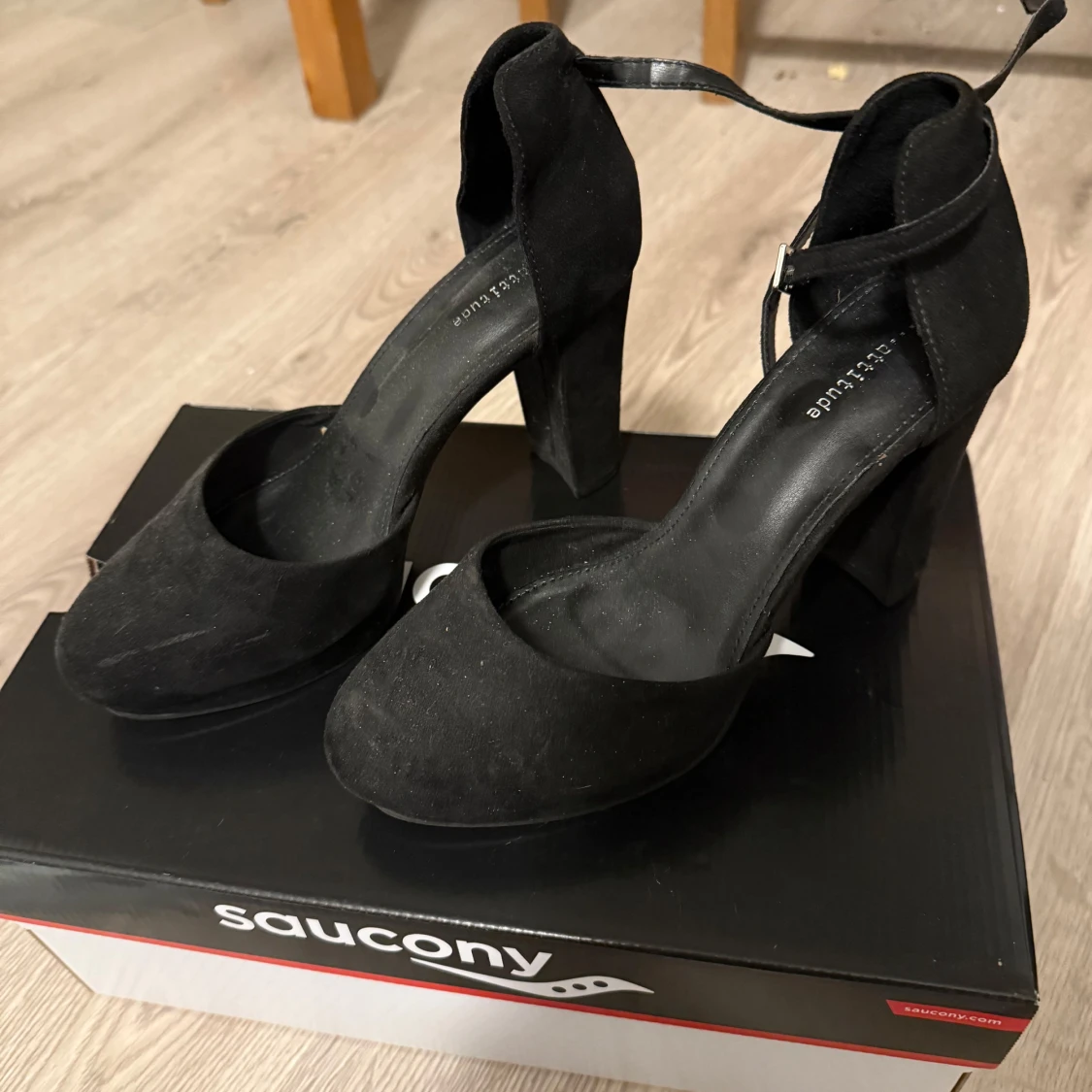 Svarta klackskor med ankelrem