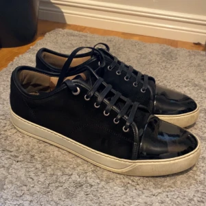 Lanvin skor  - Lanvin strl 46. Finns defekt därav priset . ( fler bilder går att få).