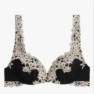 Mörkblå intimissimi bh - Helt ny intimissimi bh i storlek 85b! Lappen är avklippt då den skavde men jag har kvittot kvar, köpte för ungefär 1 månad sen