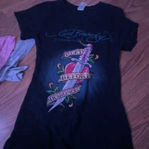 Svart t-shirt från Ed Hardy - Säljer en svart t-shirt från Ed Hardy, lite skrynklig men går ju enkelt ayt fixa! Står att det är L men sitter som en M/S