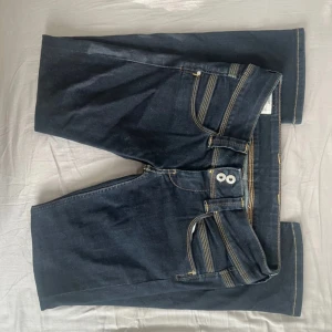 Lågmidjade jeans - Jättesnygga lågmidjade jeans från Pepe Jeans! De är i väldigt bra skick🤍 Passform: low waist, straight ❣️Skickar tyvärr inte bild på