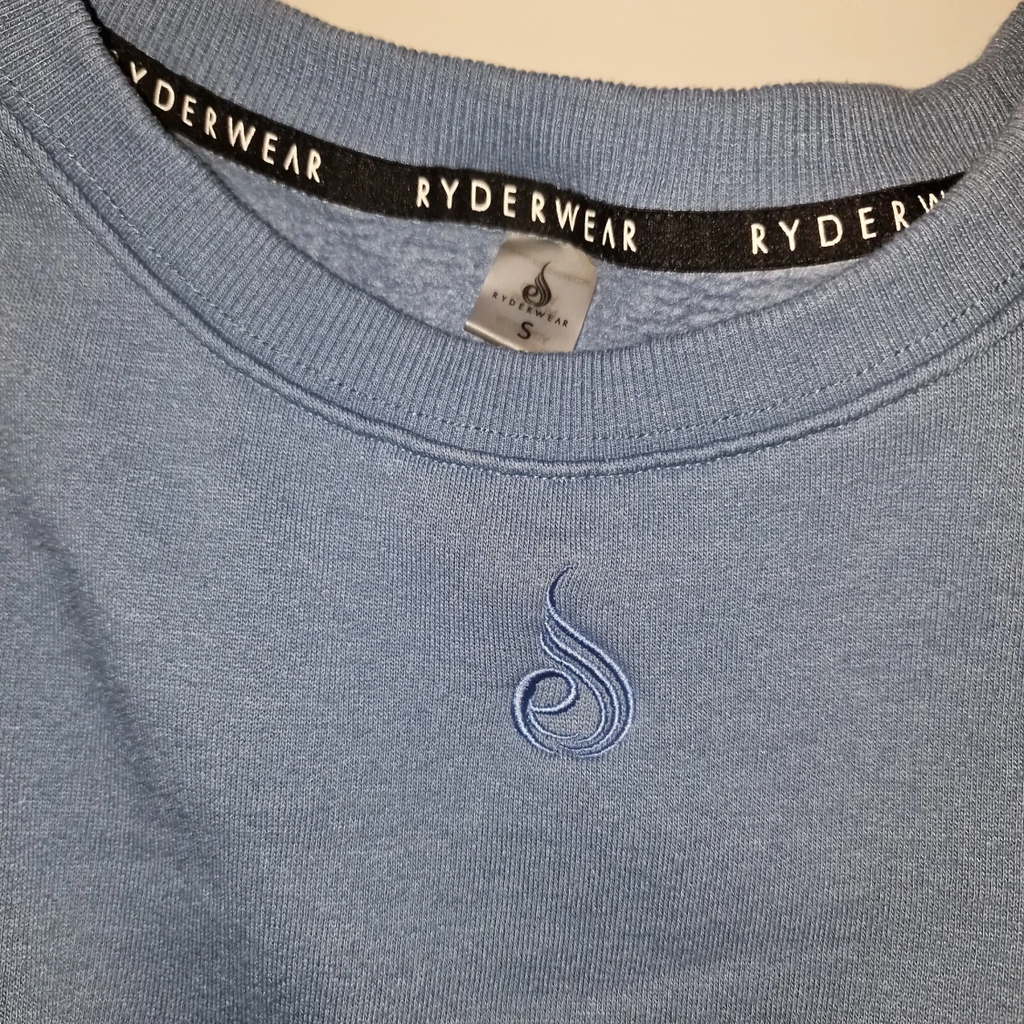 Blå croppad tröja från Ryderwear - 2