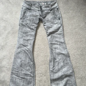  Low waist bootcut jeans  - Sjuukt snygga och coola gråa bootcut jeans!!💖