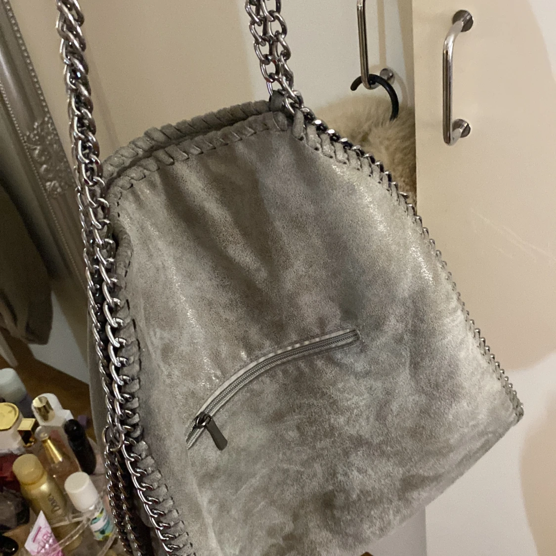 Grå axelväska med kedjedetaljer - 1