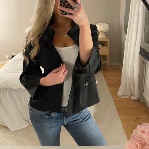 Trekvartsärmad jacka - Jätte snygg trekvartsärmad jacka, står ingen storlek i men skulle uppskatta S ungefär💕🫶🏼